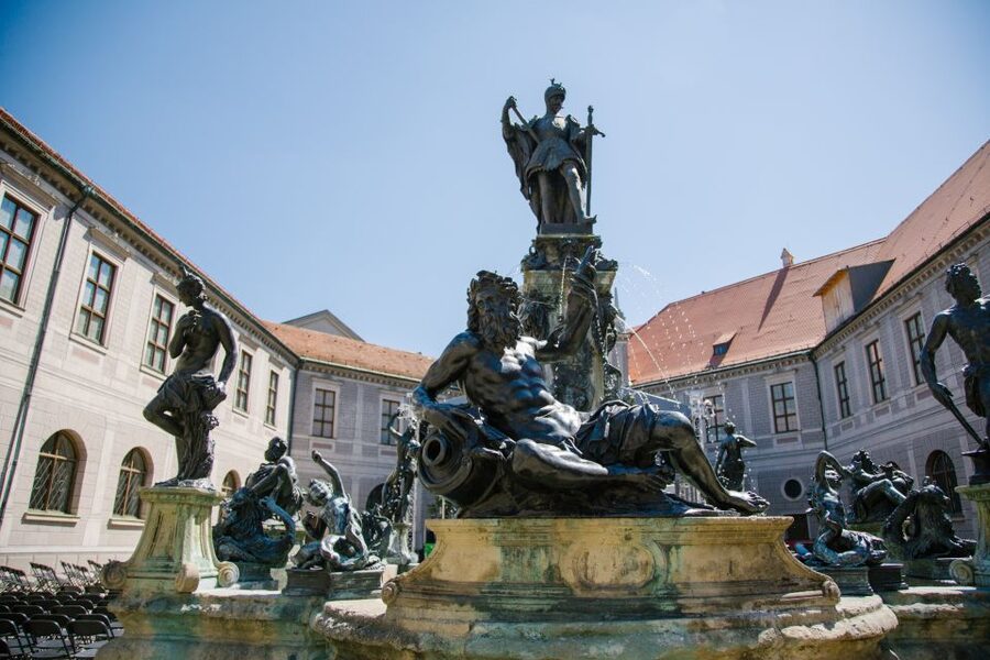Munich: Bike Tour with Beer Garden Break - Odeonsplatz, the Munich Residenz, and WWII Context on the Streets