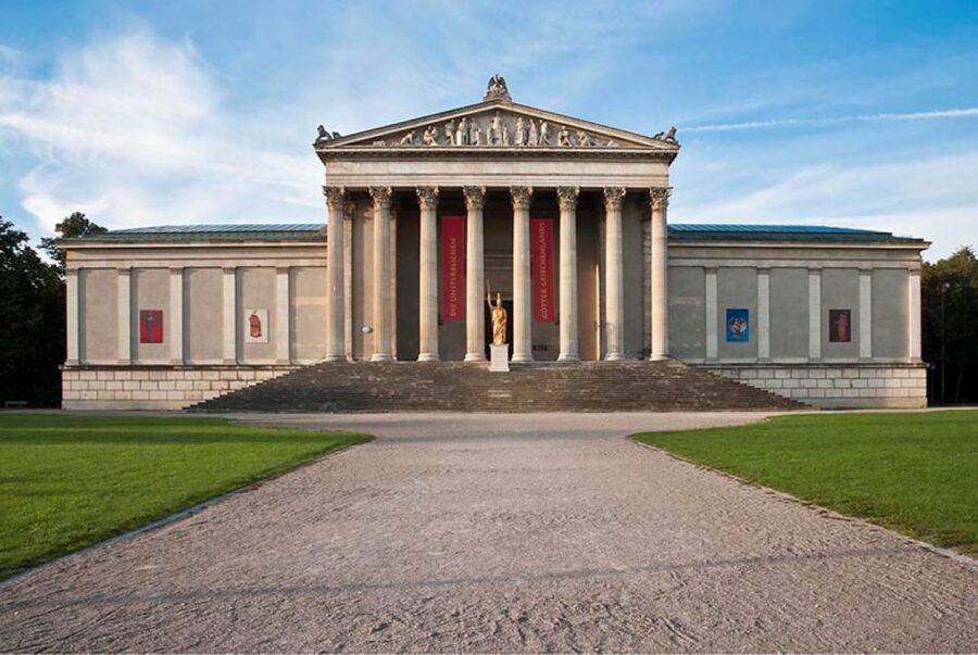Munich: City Pass 45+ Top Attractions and Public Transport - Viewpoints and iconic Munich buildings
