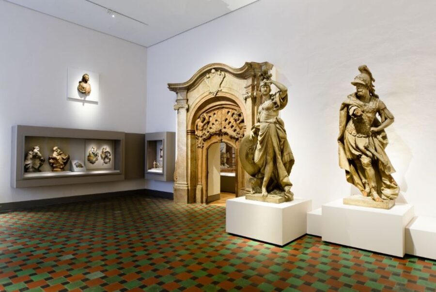 Munich: City Pass 45+ Top Attractions and Public Transport - Guided tours that help you move like a local