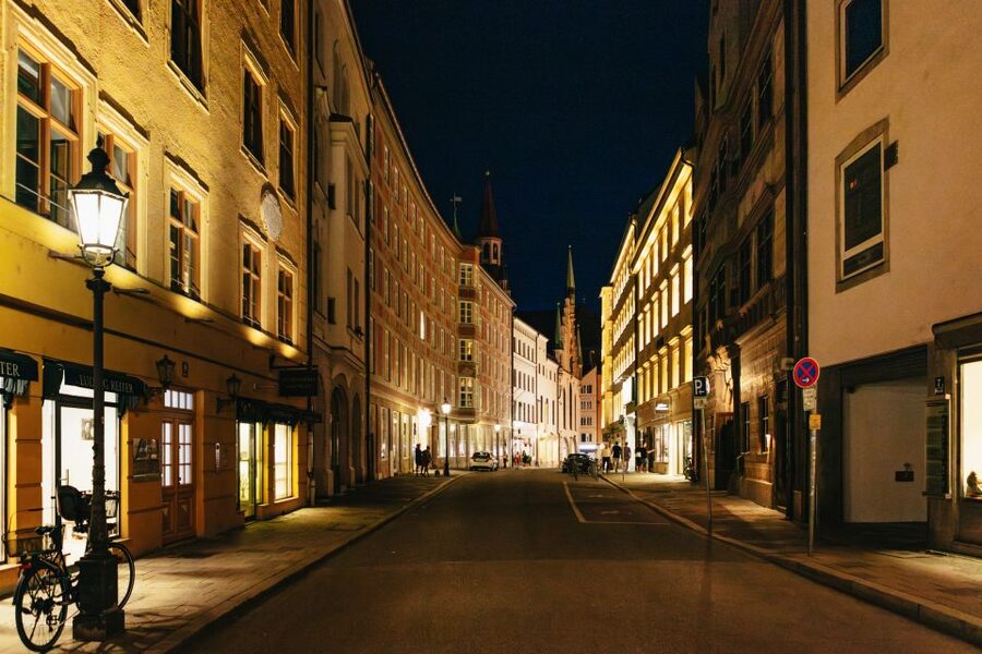 Munich: Middle Ages Tour with Night Watchman - Finding Wolfram at Marienplatz: your medieval starting line