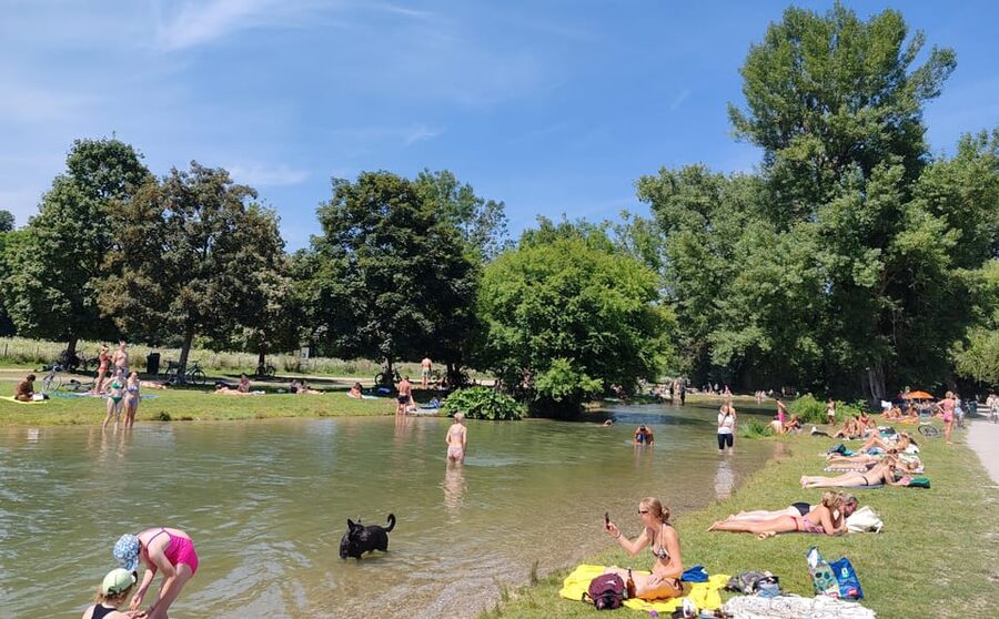 Munich: Mini Classic Bike Tour with Beer Garden Stop at 4 PM - English Garden time at 4 PM, and why the route feels different