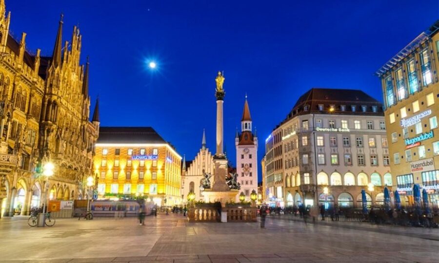 Munich: Night Watchman Torch Tour in German - A 2-hour night stroll where Munich starts telling stories