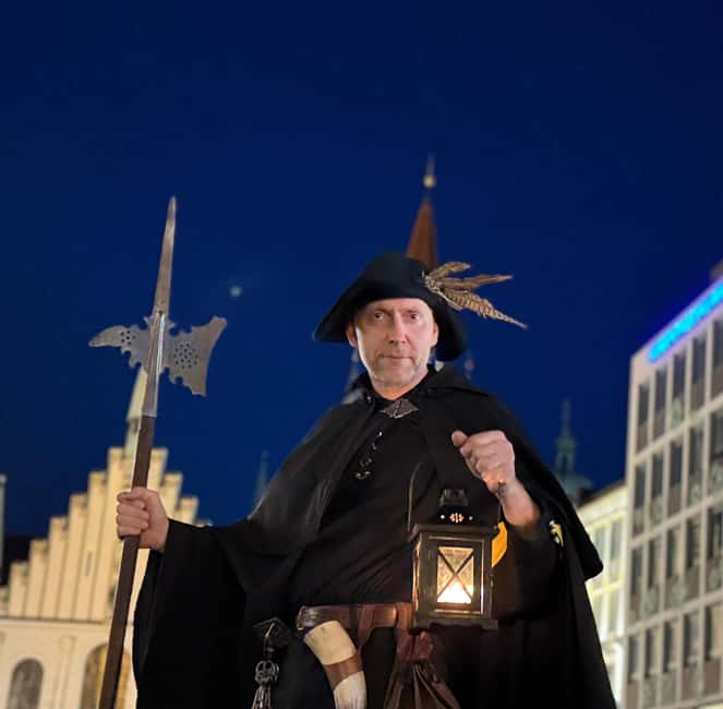 Munich: Night Watchman Tour in English - A practical way to get the most from the lantern tour