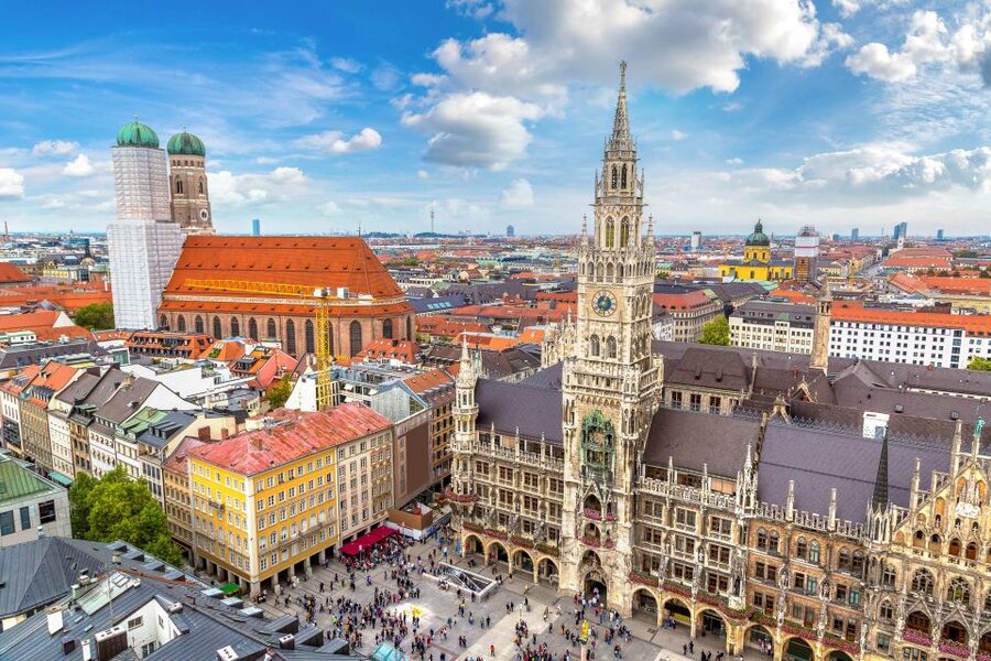 Munich: Old Town & Viktualienmarkt City Walk in German - Frauenkirche and Theatine Church: Two Church Views, Different Moods