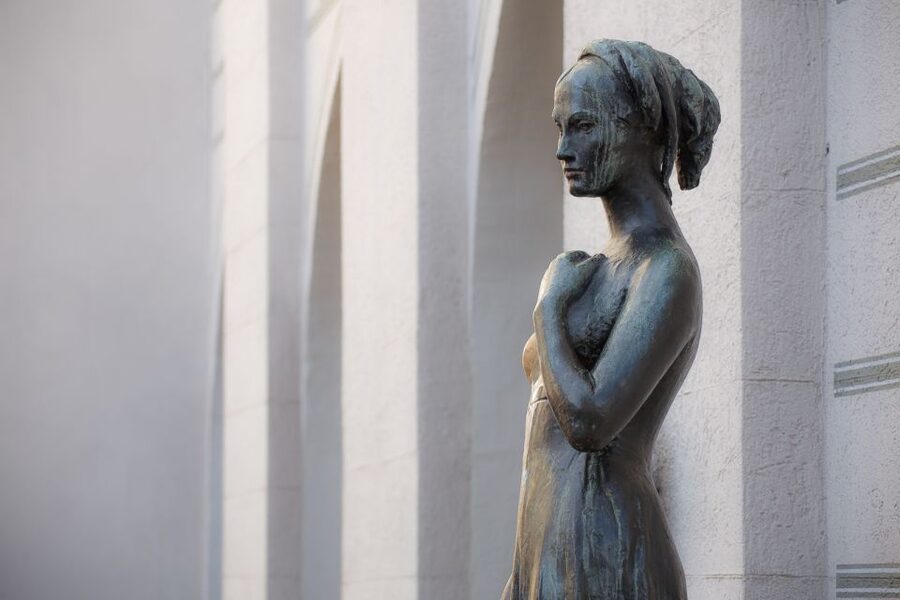 Munich: Places of Luck in Munich - Max-Joseph-Platz: A Change in Mood, Not Just a Stop