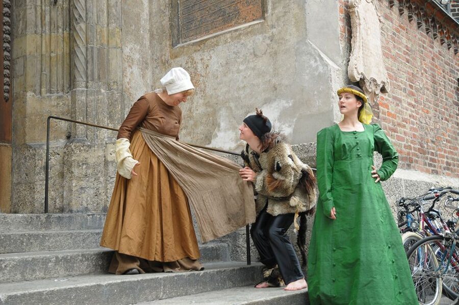 Munich: Scary Tour with actors in GERMAN - Frauenkirche in the spotlight, devil lore and windy answers