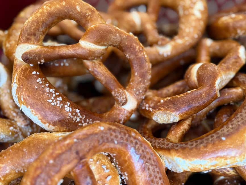 Munich: Viktualienmarkt & Altstadt Food Tour - Isartor welcome drink to Old Town landmarks you will recognize fast