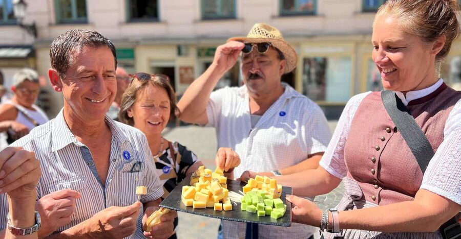 Munich: Viktualienmarkt & Altstadt Food Tour - Viktualienmarkt: the heart of Munich food, planned as eight stalls