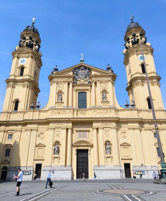Munich: Walking tour of the old town with all your senses - Where the walk starts: Marienplatz and the city’s loudest landmark
