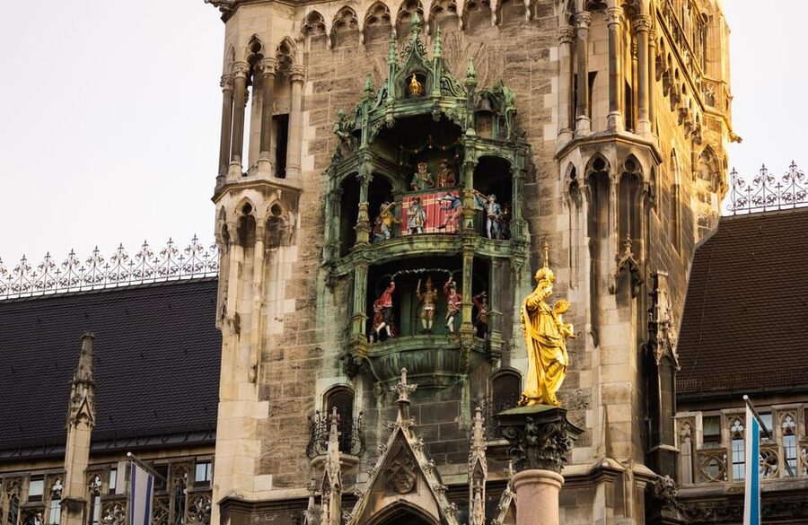 Munich: Walking tour of the old town with all your senses - Big buildings and small meanings: monuments you actually understand