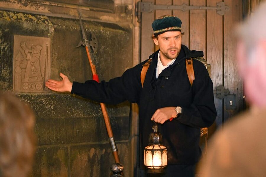 Münster: Night watchman tour through the picturesque old town by lantern light - Divara van Haarlem: the tour’s sharper historical thread