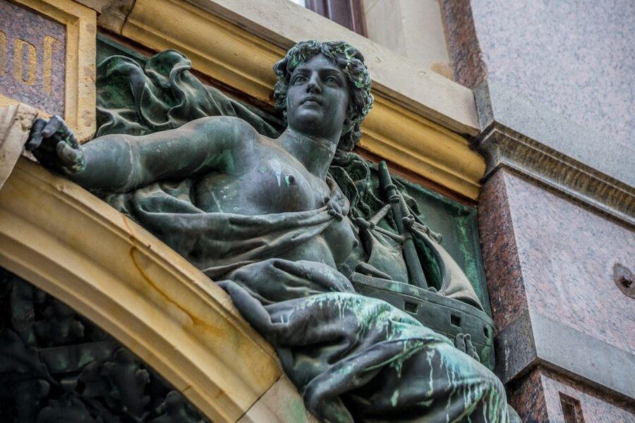 Mystical Hamburg - Walking Tour in German - The Myth Themes: Ice Giants, River Spirits, Mermaids, Pirates, and Deities