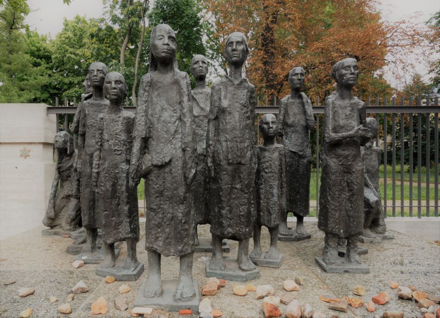 Nazi Berlin and the Jewish Community Tour - Jewish Berlin in real places: oldest cemetery, the golden dome, and community continuity