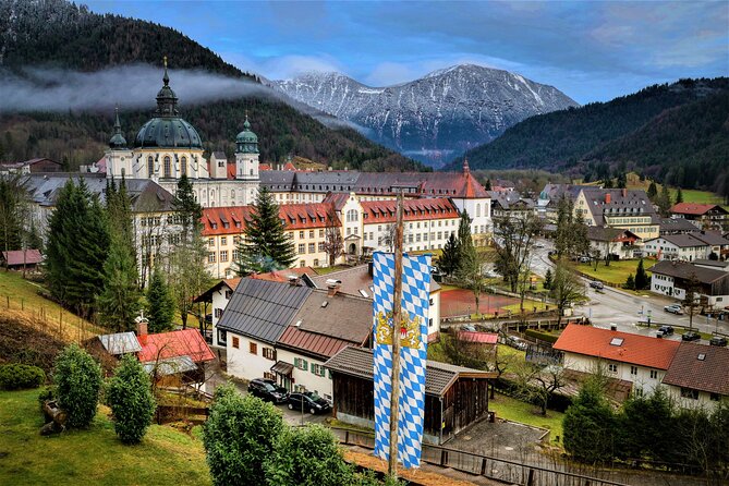 Neuschwanstein Castle, Ettal Abbey and Oberammergau Private Tour from Munich - The downhill carriage to Hohenschwangau: a fun way to close the loop