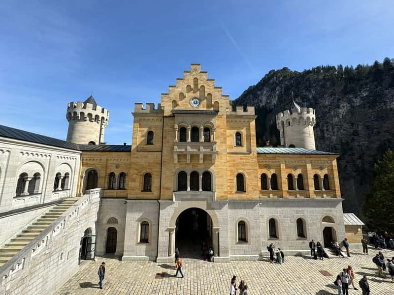 Neuschwanstein Castle Skip-the-Line Ticket with Audio Guide - Getting up the mountain: shuttle bus, horse and carriage, or walking