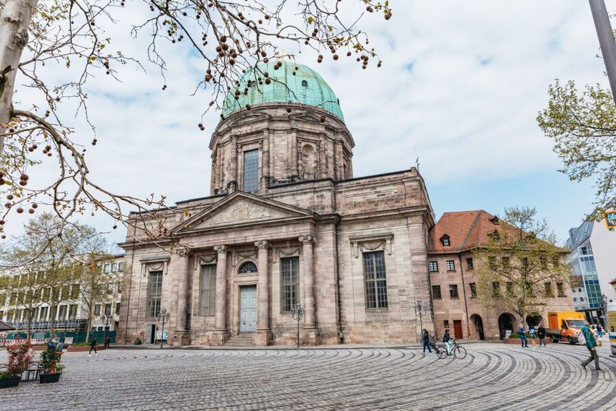 Nuremberg: City Tour with the Bimmelbahn Train - Schöner Brunnen: That 19-Meter Gold Fountain Moment