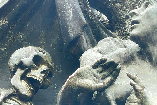 Nuremberg Ghosts and Gallows Evening Walking Tour in English - Stop 3: Kaiserburg Nurnberg, the steep night climb, and shadows