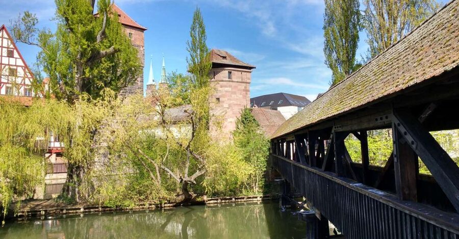 Nuremberg: Old Town Guided Walking Tour - Hauptmarkt Nürnberg, the view cue, and the old town “click”