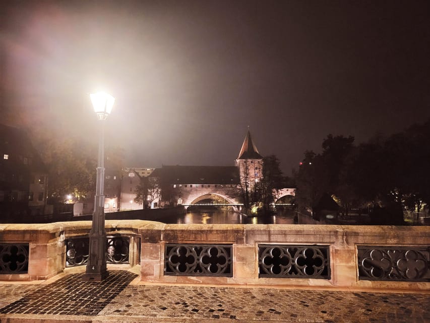 Nuremberg: The Old Town in Evening Light - IN GERMAN - Fleischbrücke and the ox that guarded the Fleischhaus gate for 400 years