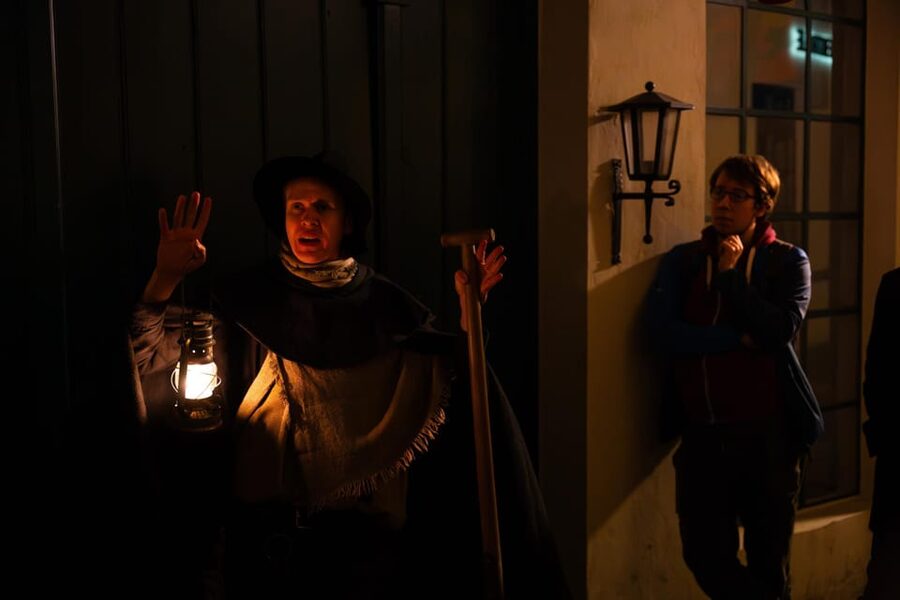 Oldenburg: "Executioners, witches & scoundrels" (crime thriller tour) - The gravedigger in costume: live acting, and possibly hands-on digging practice
