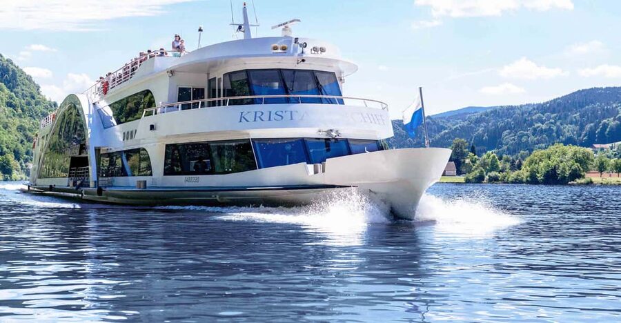 Passau: Crystal Ship Sightseeing Cruise - Mermaid Isa and the onboard water entertainment