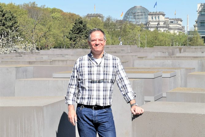 Private Berlin tour by car: 3 hours Highlights > 1 to 6 people - Checkpoint Charlie, the Cold War border crossing in practice