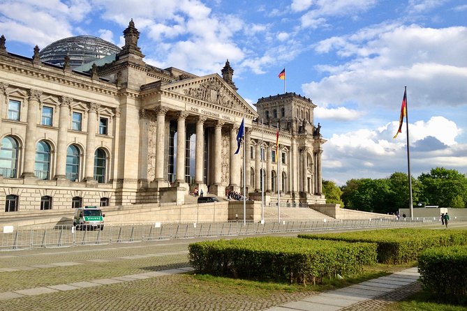 Private Taxi Tour City East & West History and Architecture 3-4h - Humboldt Forum and Nikolaiviertel: reconstruction, rivers, and what Berlin chose to show