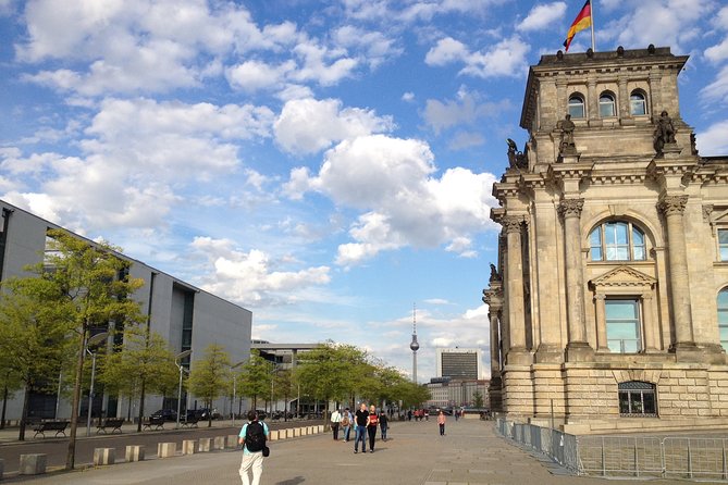 Private Taxi Tour of Berlin East and West and Neighbourhood approx. 4-6h - Unter den Linden and the state boulevard, architecture as ideology