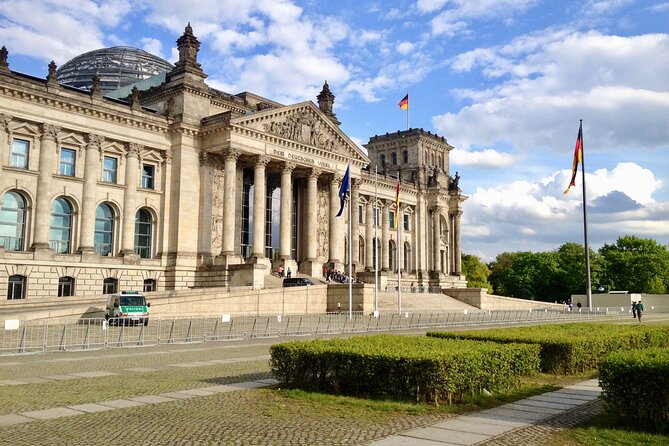 Private Taxi Tour of Berlin East and West and Neighbourhood approx. 4-6h - Synagogue, German Historical Museum, and Hackescher Höfe for culture with texture