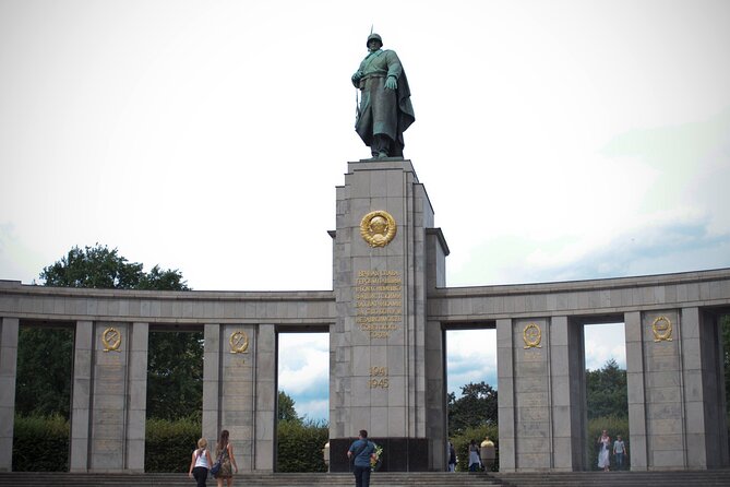 Private Walking Tour: World War 2 and Cold War Sites in Berlin - Brandenburg Gate and the Holocaust Memorial: from symbols to survival memory