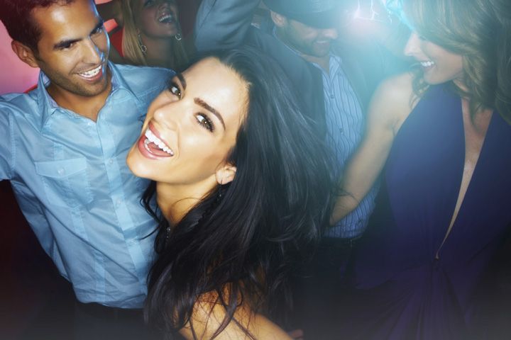 Pub Crawl Cologne Including Admission Fee for Bars and Shots - The bar-hopping rhythm: free shots, close stops, and good pacing