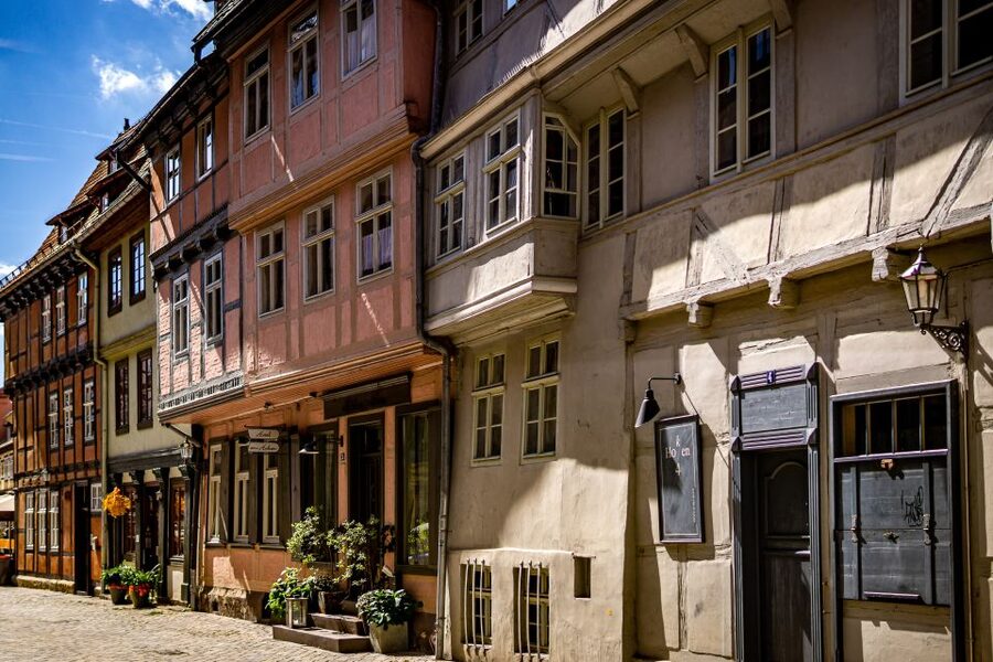Quedlinburg: Guided City Highlights Walking Tour - Castle Hill finish near the collegiate church: plan for the climb