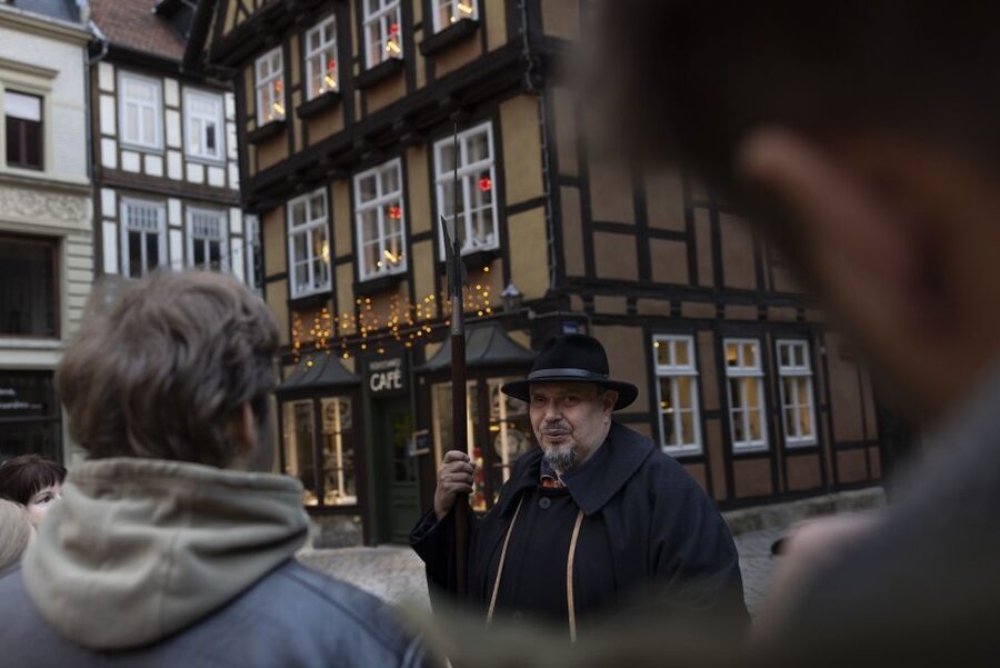 Quedlinburg: Historical Old Town Evening Walking Tour - Castle hill and the Stiftshauptmann, defense work with a gendered focus