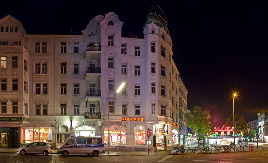 Reeperbahn Walking Tour with St. Pauli Local - Where You Start: Dancing Towers and the Reeperbahn
