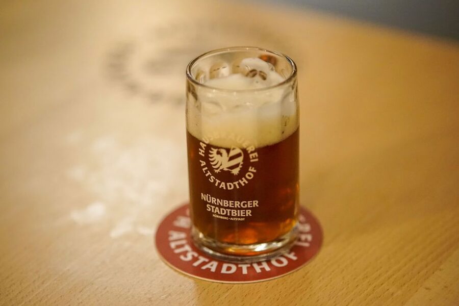 "Rotes Bier" and "Blaue Zipfel". A historical-culinary walk - Bratwurst Röslein: learning the name and the tiny-size mystery