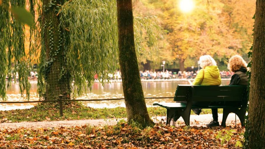 Schwabing: Insider Tour! Neighborhood, Revolt, Secrets in Munich's Cult District - Romantic farms near Munich’s most famous mile