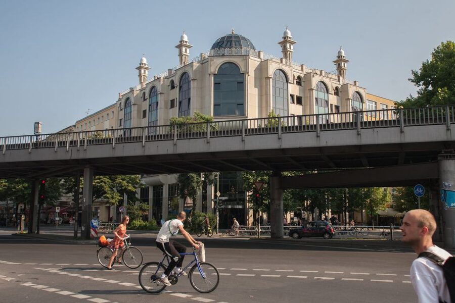 Small Group Walking Tour: "Wild Kreuzberg" - Görlitzer Park, Oberbaumbrücke, and the East Side Gallery finish