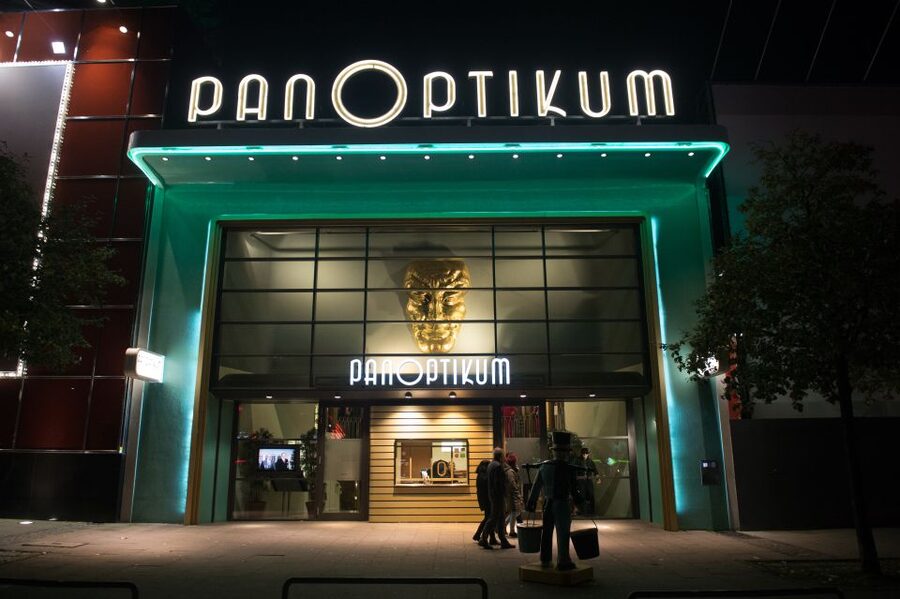 St. Pauli Nightlife Tour with Drag Queen in German - A Realistic Take on the St. Pauli Mood
