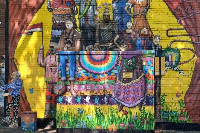 Street Art Tour Cologne Ehrenfeld - Leeve un leeve losse: why the local spirit fits the art