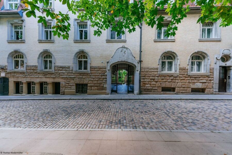 Stuttgart: Bean District Walking Tour with Swabian Food - Historic Lanes and Courtyards: What You’ll Actually Notice