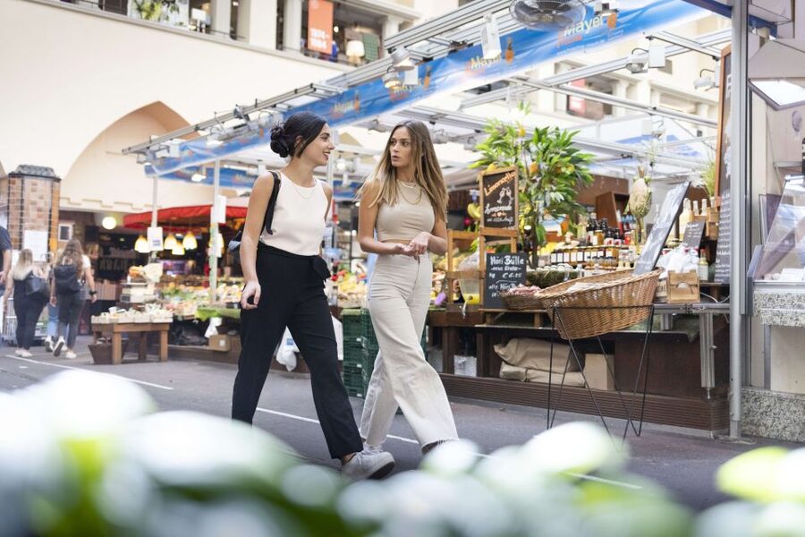 Stuttgart: Guided Tour of the Stuttgart Market Hall - Inside the stalls: global delicacies with real local context