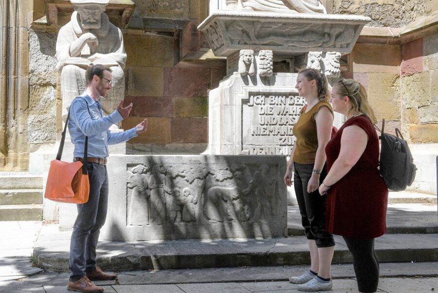 Stuttgart: Old Town Highlights Guided Walking Tour - Hauptbahnhof: The 19th-Century Architecture Stop You Might Miss