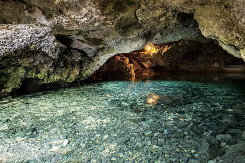 Swabian Jura: Entering the Wimsen Cave by boat - Wimsen Cave in the Swabian Jura: nature with a hydrology story