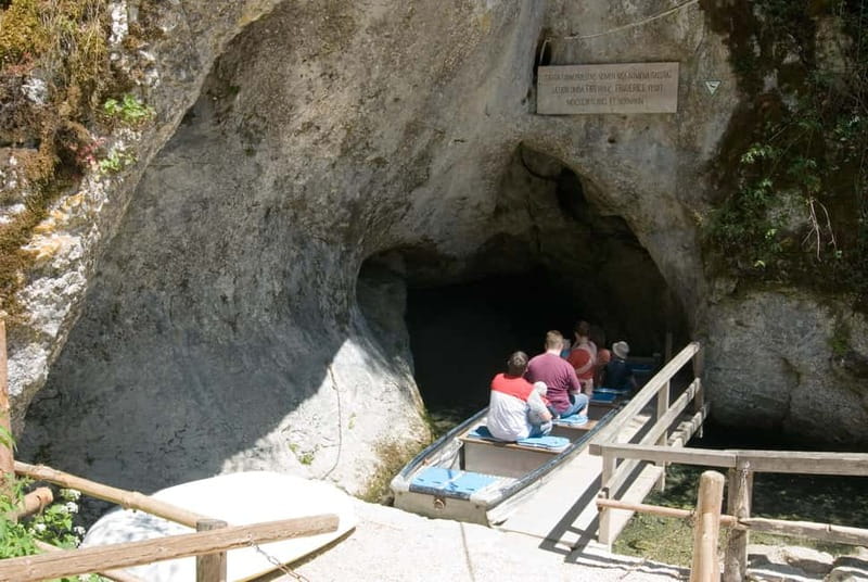 Swabian Jura: Entering the Wimsen Cave by boat - The 10-minute boat ride inside: what it feels like in a narrow cave