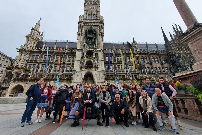 The Old Town Walking Tour: Munich - Rathaus-Glockenspiel at Marienplatz: how to catch the moment