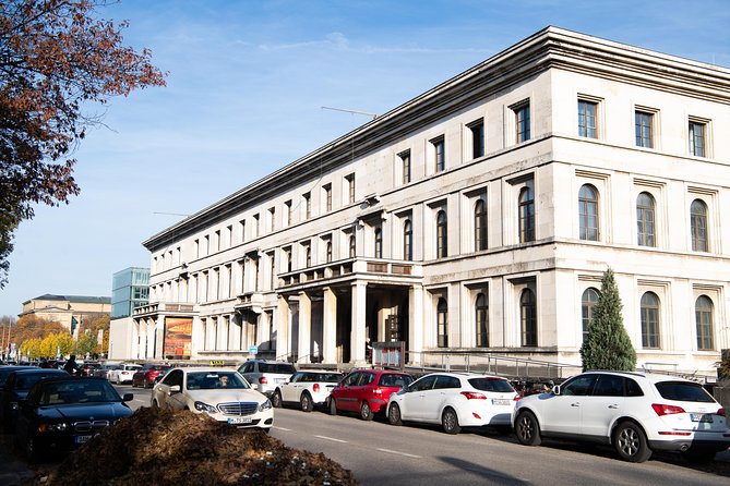 Third Reich Walking Tour Munich - Odeonsplatz: marches and memorials in the same city fabric