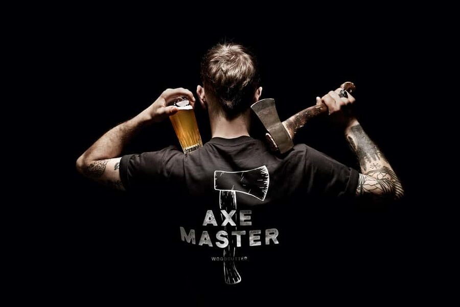 Throw axes & enjoy drinks in Cologne's first axe-throwing bar - Private lanes and unlimited throws: the fastest way to improve