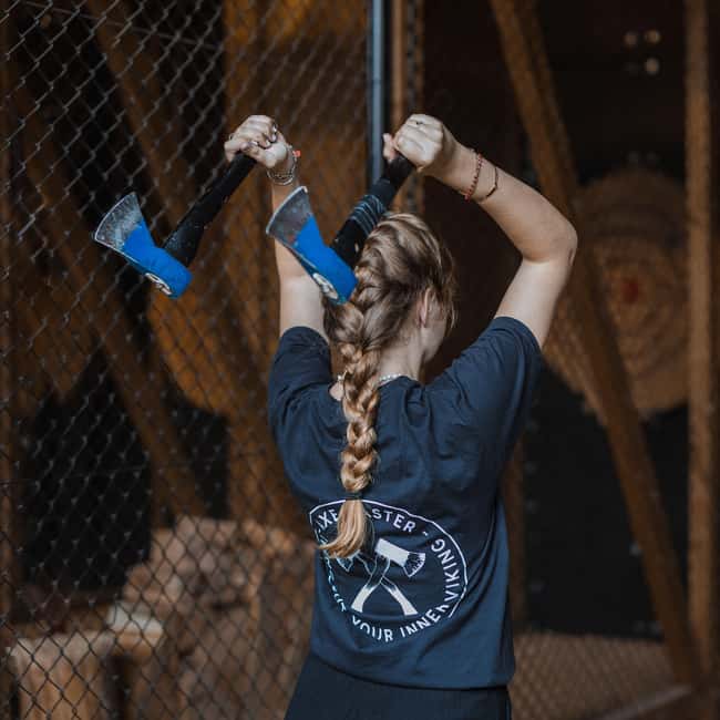 Throw axes & enjoy drinks in Cologne's first axe-throwing bar - Practical tips before you go (so nothing interrupts your throws)