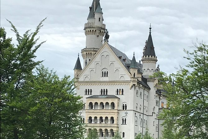 VIP Day Trip Neuschwanstein and Linderhof Castle from Munich - The coach experience: snacks, drinks, and why comfort is part of the value