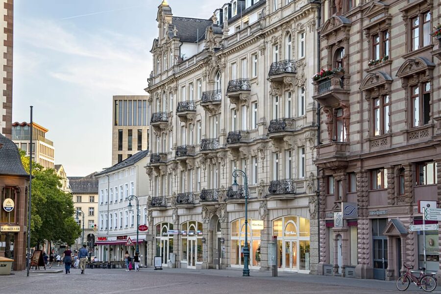 Wiesbaden: Schnuppertour - public tour - Marktkirche and Schlossplatz: why the squares matter